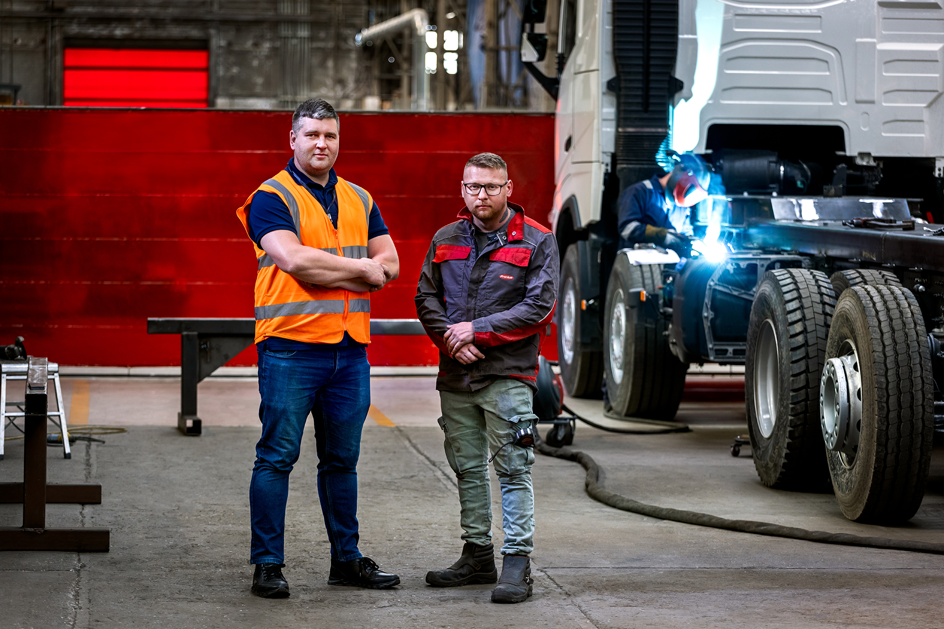 (L-R) Artūras Mitunevičius, Production Director, Fruehauf, and Jaan Zabolotski in the production hall.