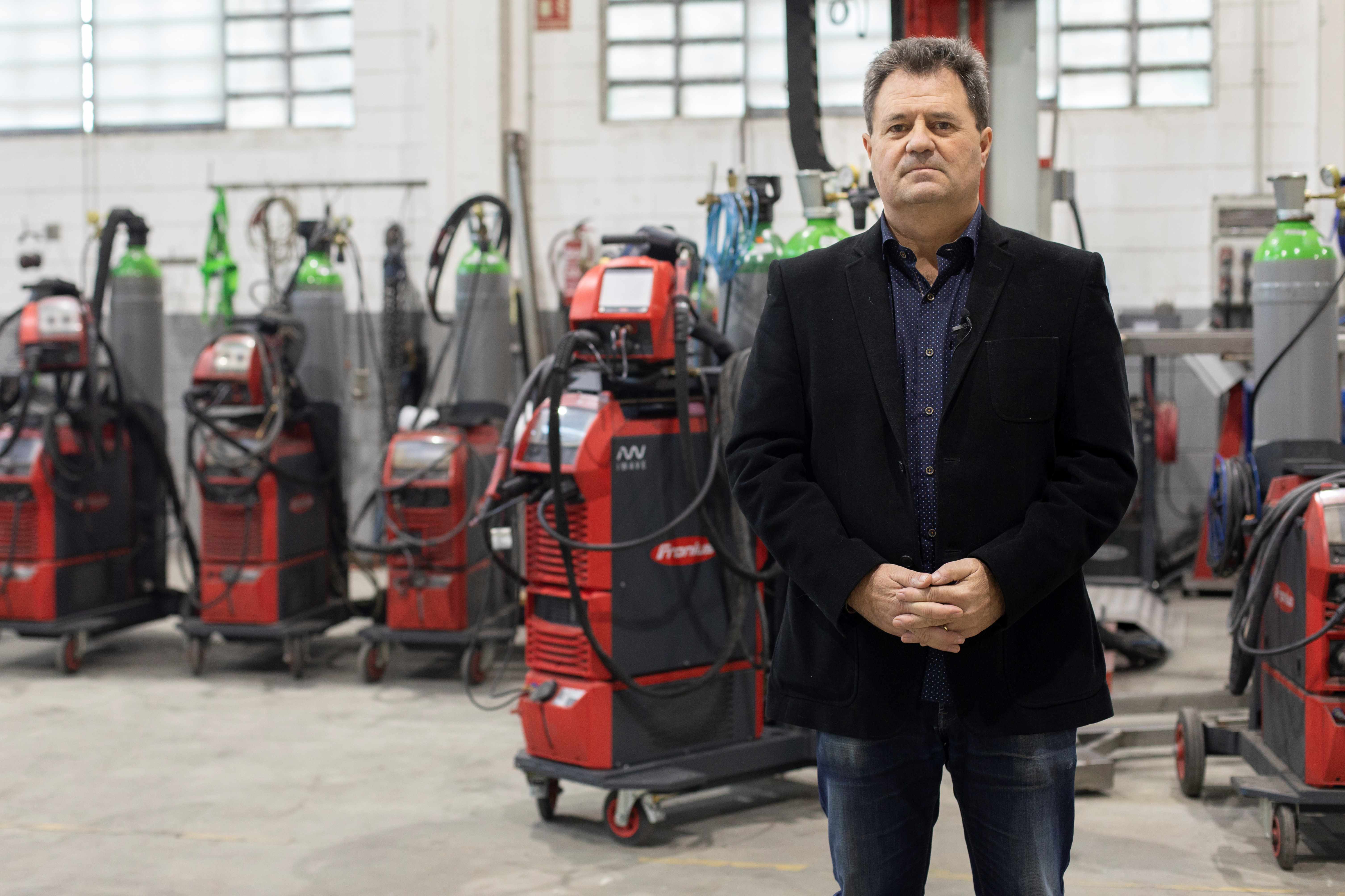 David Viñolas, Managing Director, Viñolas Metall, in front of Fronius welding systems.