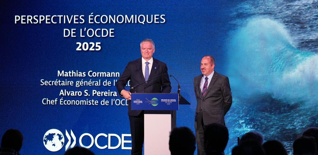 OECD Secretary General (left) with OECD Chief Economist.