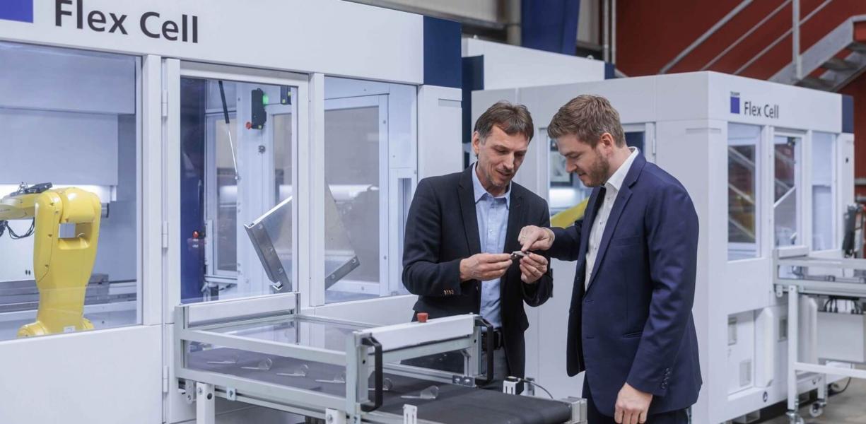 Ferdinand Steinhuber (left), Managing Director of S&S Steinhuber GmbH, examines the processing quality of the automated TruBend 7050 in conversation with Wolfgang Radler (right), Product Manager, TRUMPF Maschinen Austria. (image source: TRUMPF).)