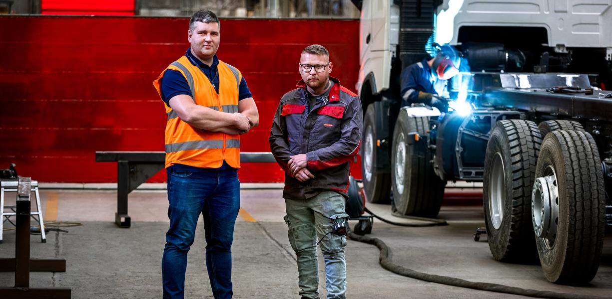 (L-R) Artūras Mitunevičius, Production Director, Fruehauf, and Jaan Zabolotski in the production hall.